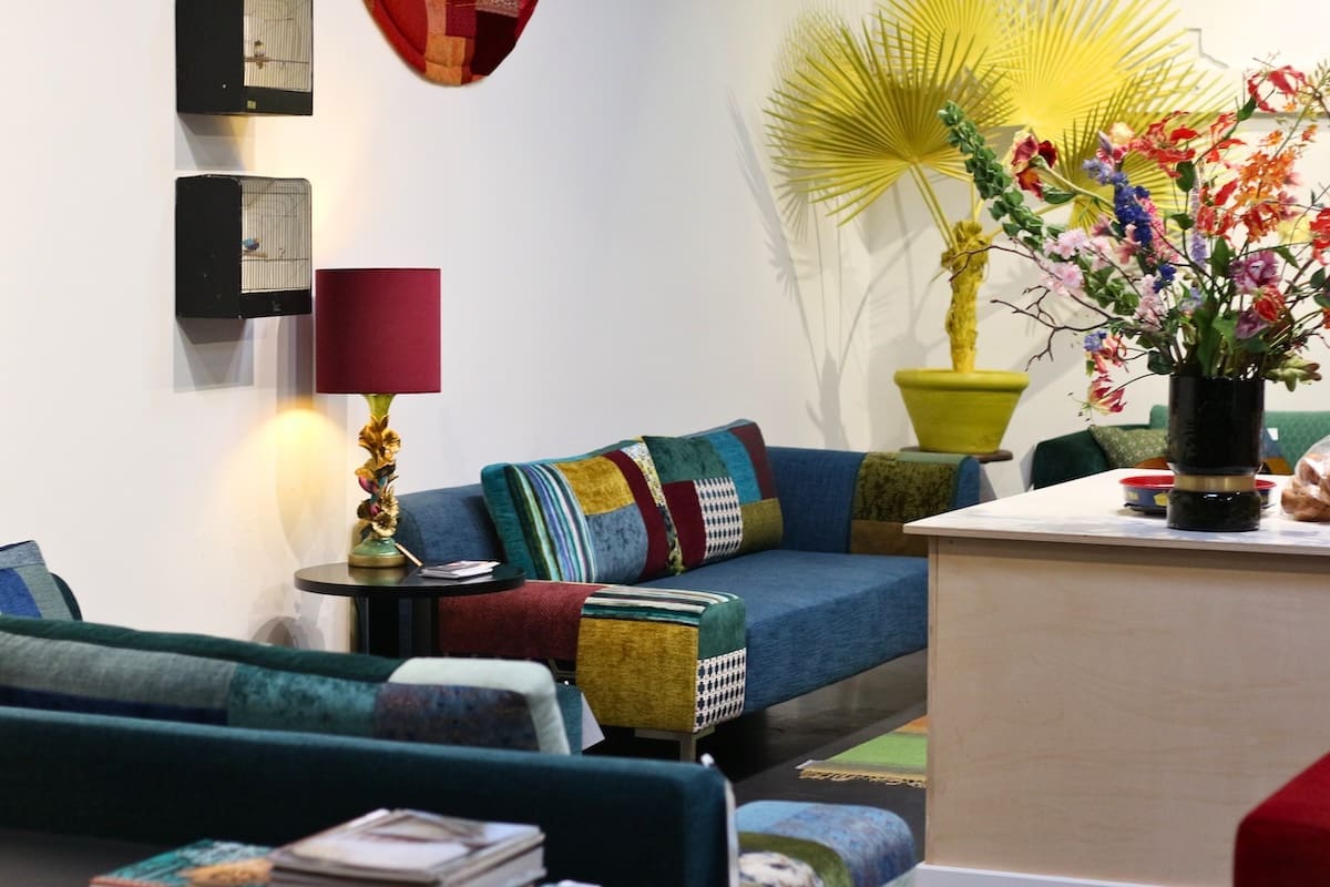 Eclectische inrichting met een patchwork bank.