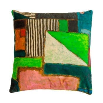 kleurrijk kussen van designers guild raku patchwork emerald