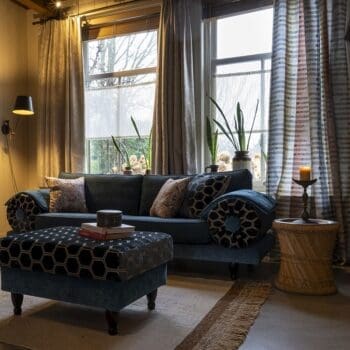Casablanca Ampara bank Dutch Seating Company, velours Ampara design bank, handgemaakte bank DSCO, kleurrijke interieurbank, Designers Guild stof bank, comfortabele hoekbank.