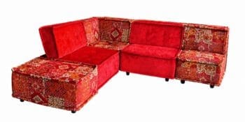 Rode Mosaic elementenbank van Dutch Seating Company met modulaire elementen, velours kussens en patchwork stof in warme rood- en oranjetinten.