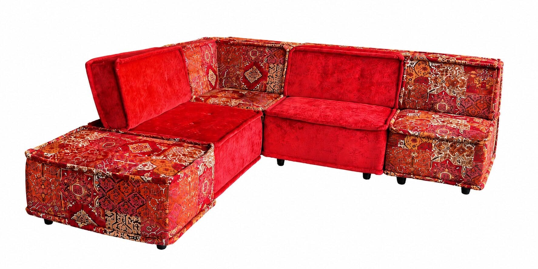 Rode Mosaic elementenbank van Dutch Seating Company met modulaire elementen, velours kussens en patchwork stof in warme rood- en oranjetinten.